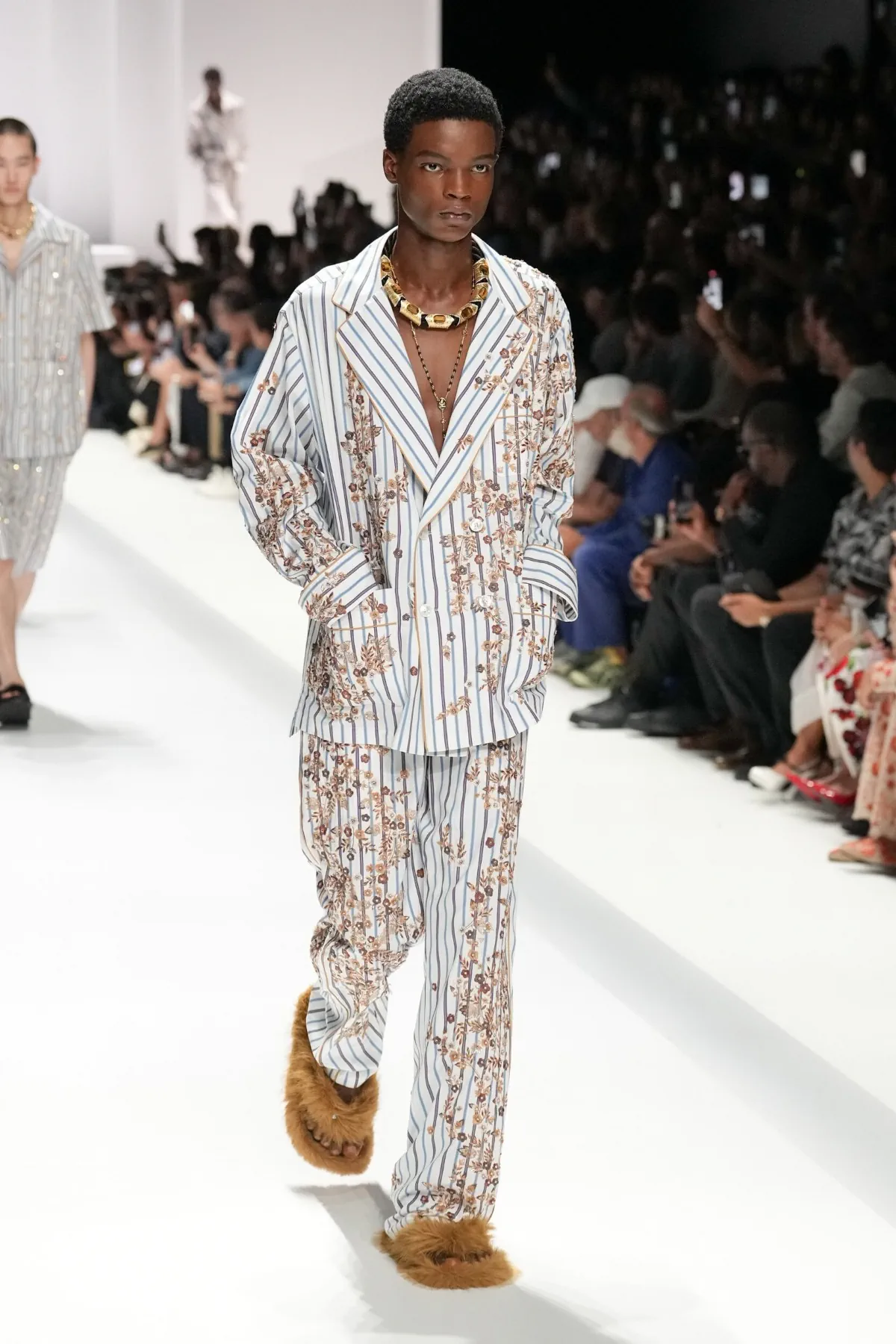 Pour le Printemps 2026, Dolce & Gabbana transforme le pyjama masculin en véritable manifeste de mode