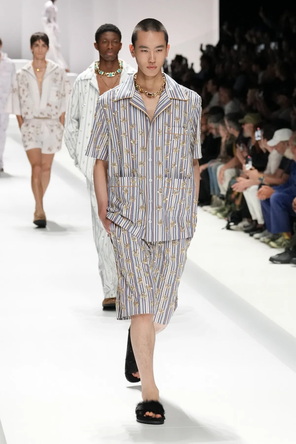 Pour le Printemps 2026, Dolce & Gabbana transforme le pyjama masculin en véritable manifeste de mode