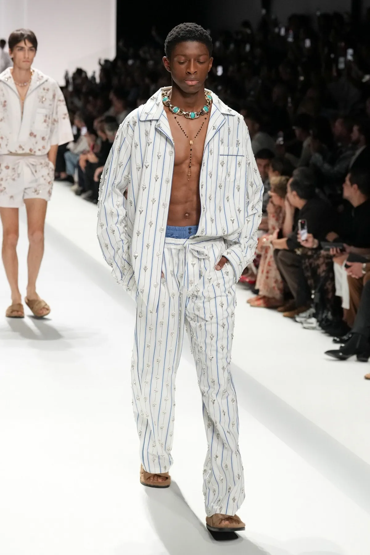 Pour le Printemps 2026, Dolce & Gabbana transforme le pyjama masculin en véritable manifeste de mode