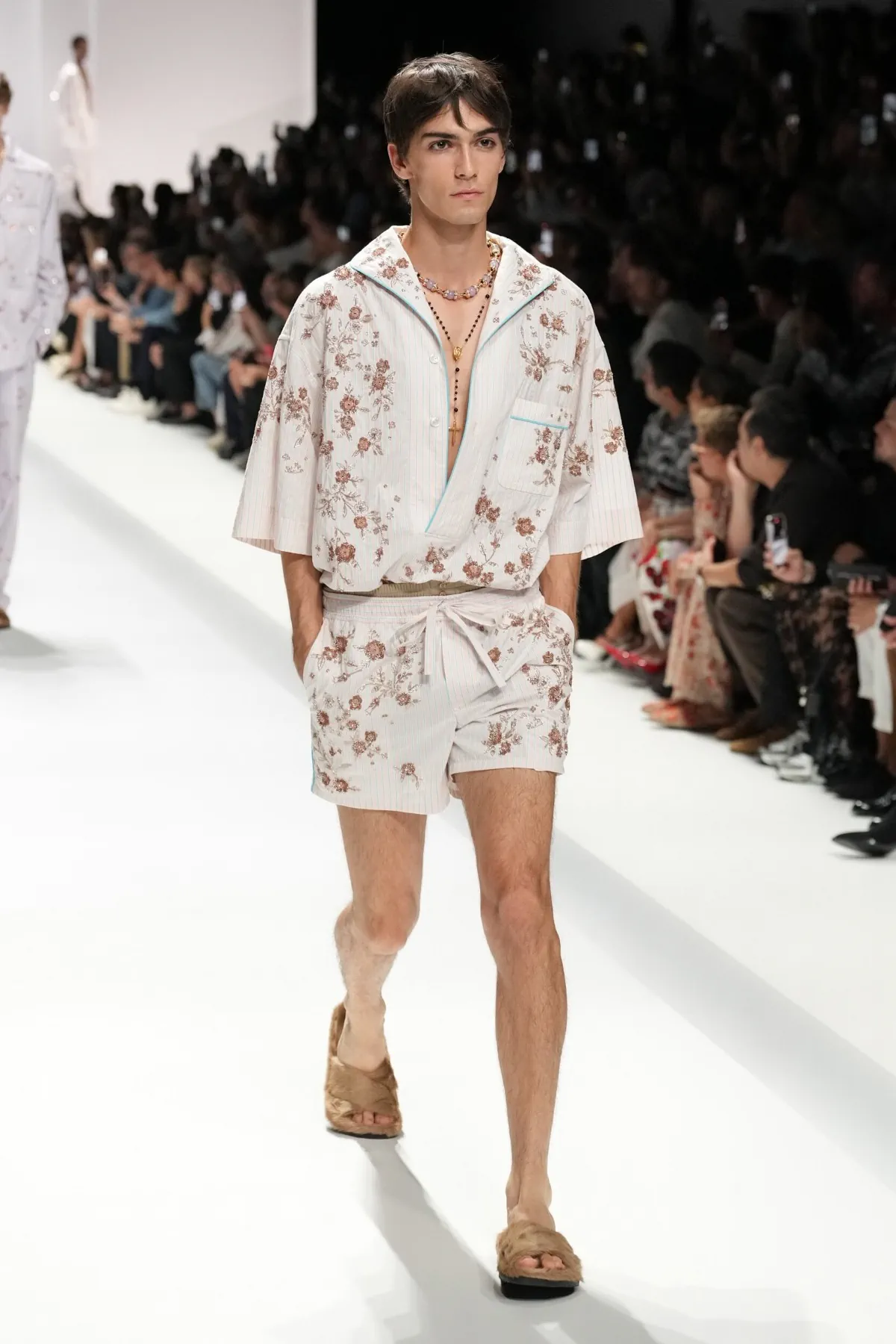 Pour le Printemps 2026, Dolce & Gabbana transforme le pyjama masculin en véritable manifeste de mode