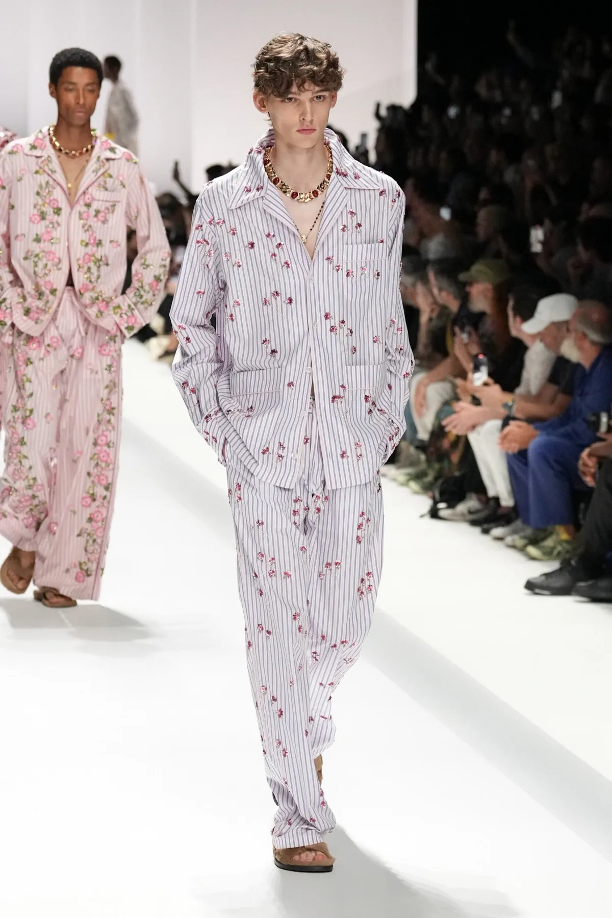 Pour le Printemps 2026, Dolce & Gabbana transforme le pyjama masculin en véritable manifeste de mode
