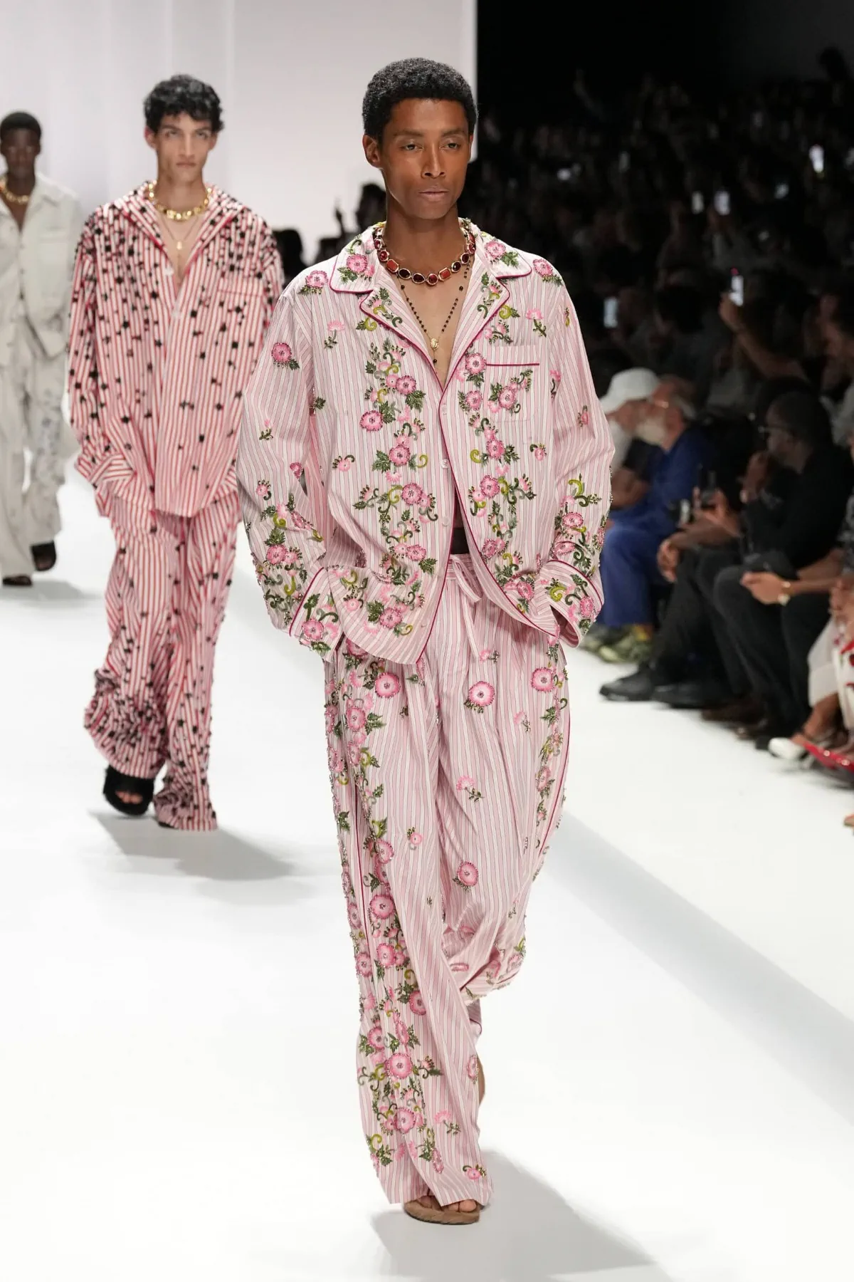 Pour le Printemps 2026, Dolce & Gabbana transforme le pyjama masculin en véritable manifeste de mode