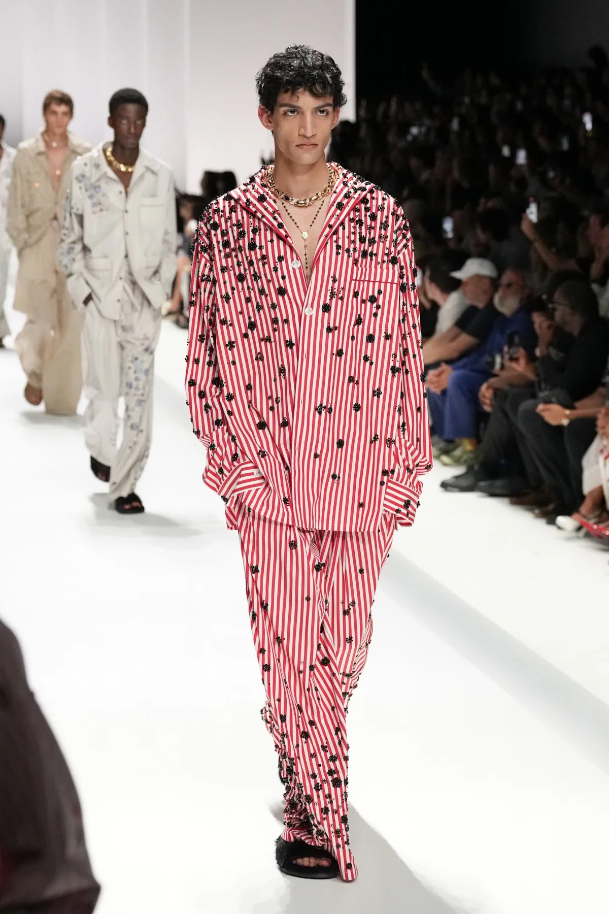 Pour le Printemps 2026, Dolce & Gabbana transforme le pyjama masculin en véritable manifeste de mode