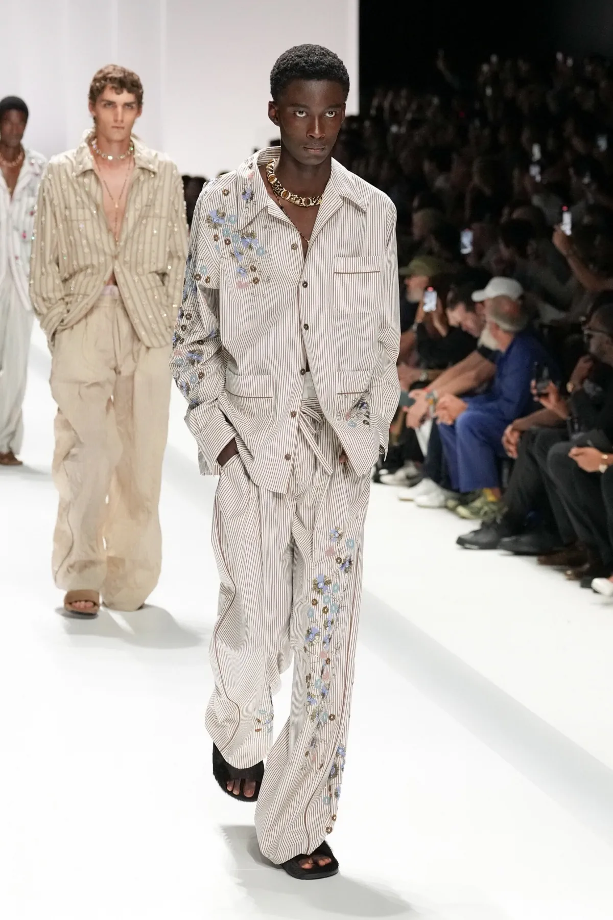 Pour le Printemps 2026, Dolce & Gabbana transforme le pyjama masculin en véritable manifeste de mode