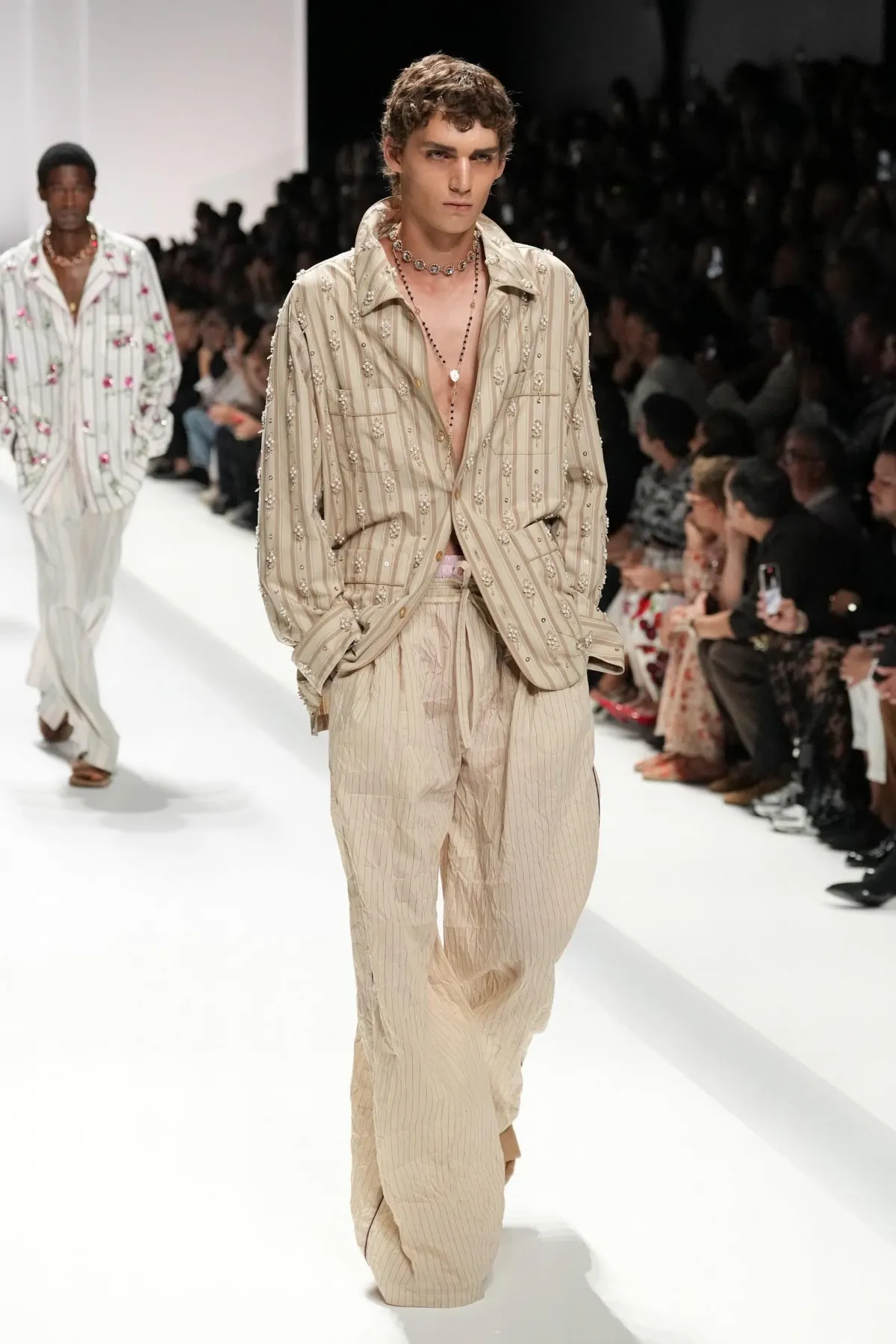 Pour le Printemps 2026, Dolce & Gabbana transforme le pyjama masculin en véritable manifeste de mode
