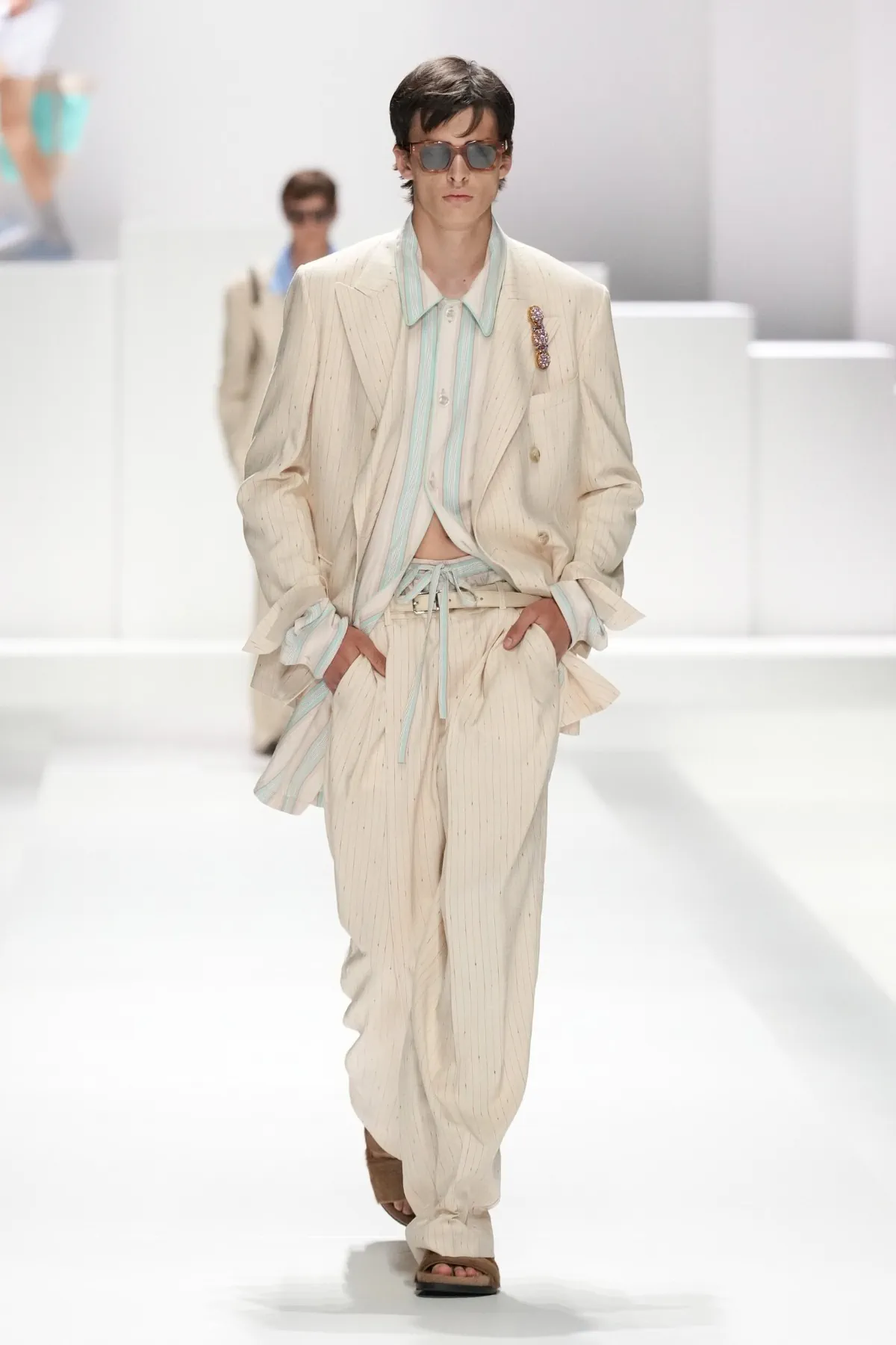 Pour le Printemps 2026, Dolce & Gabbana transforme le pyjama masculin en véritable manifeste de mode