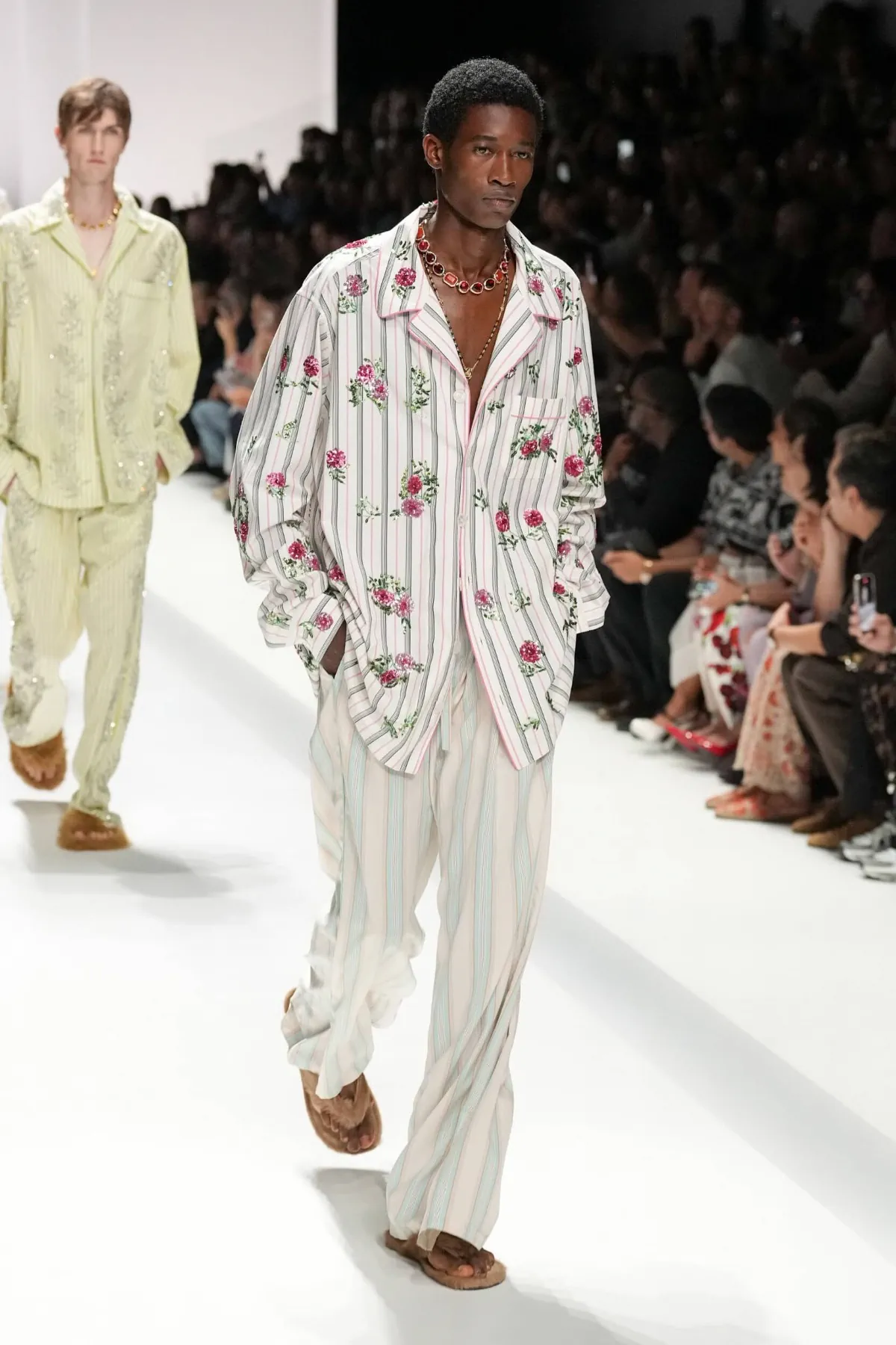 Pour le Printemps 2026, Dolce & Gabbana transforme le pyjama masculin en véritable manifeste de mode