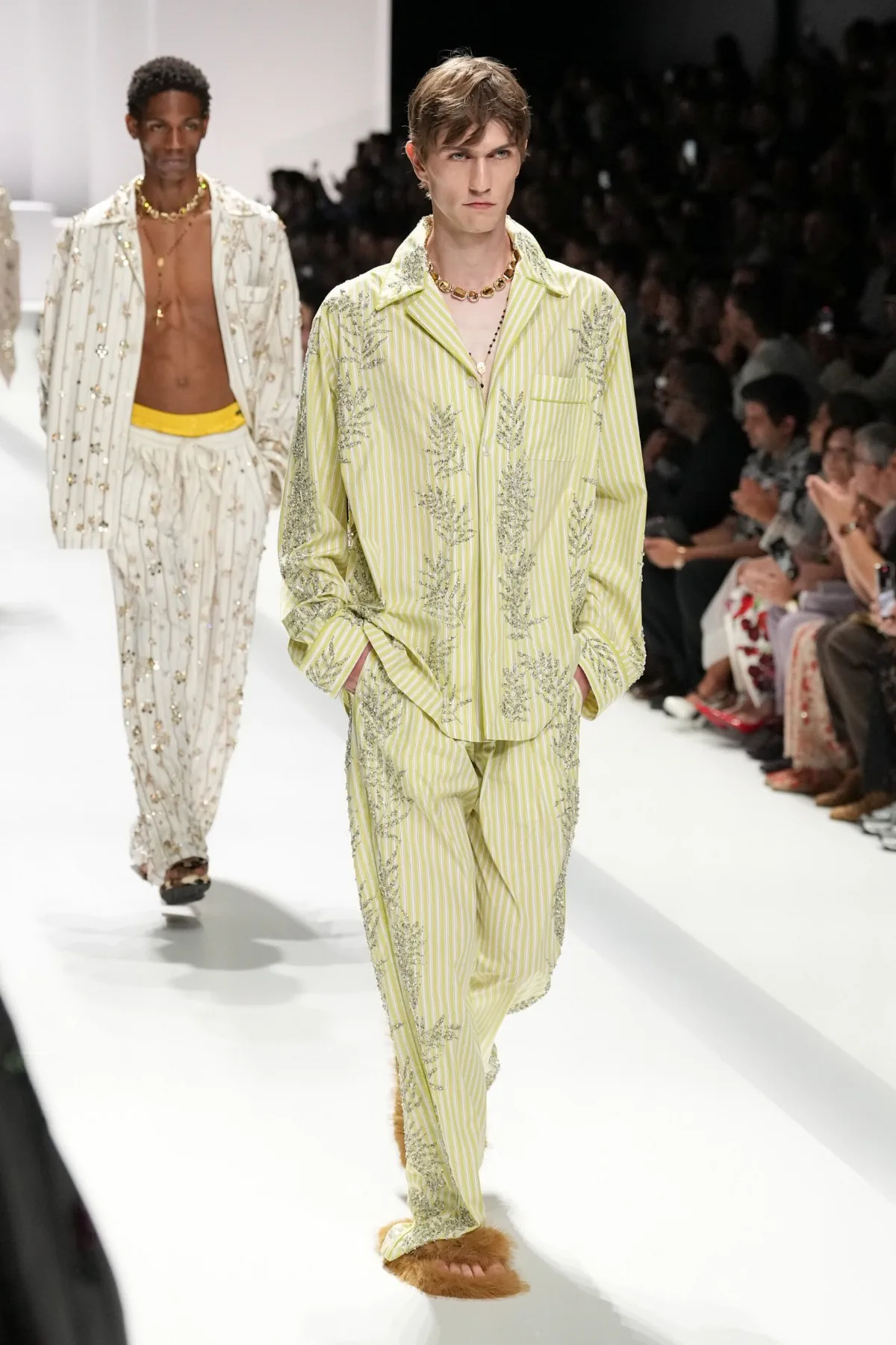 Pour le Printemps 2026, Dolce & Gabbana transforme le pyjama masculin en véritable manifeste de mode