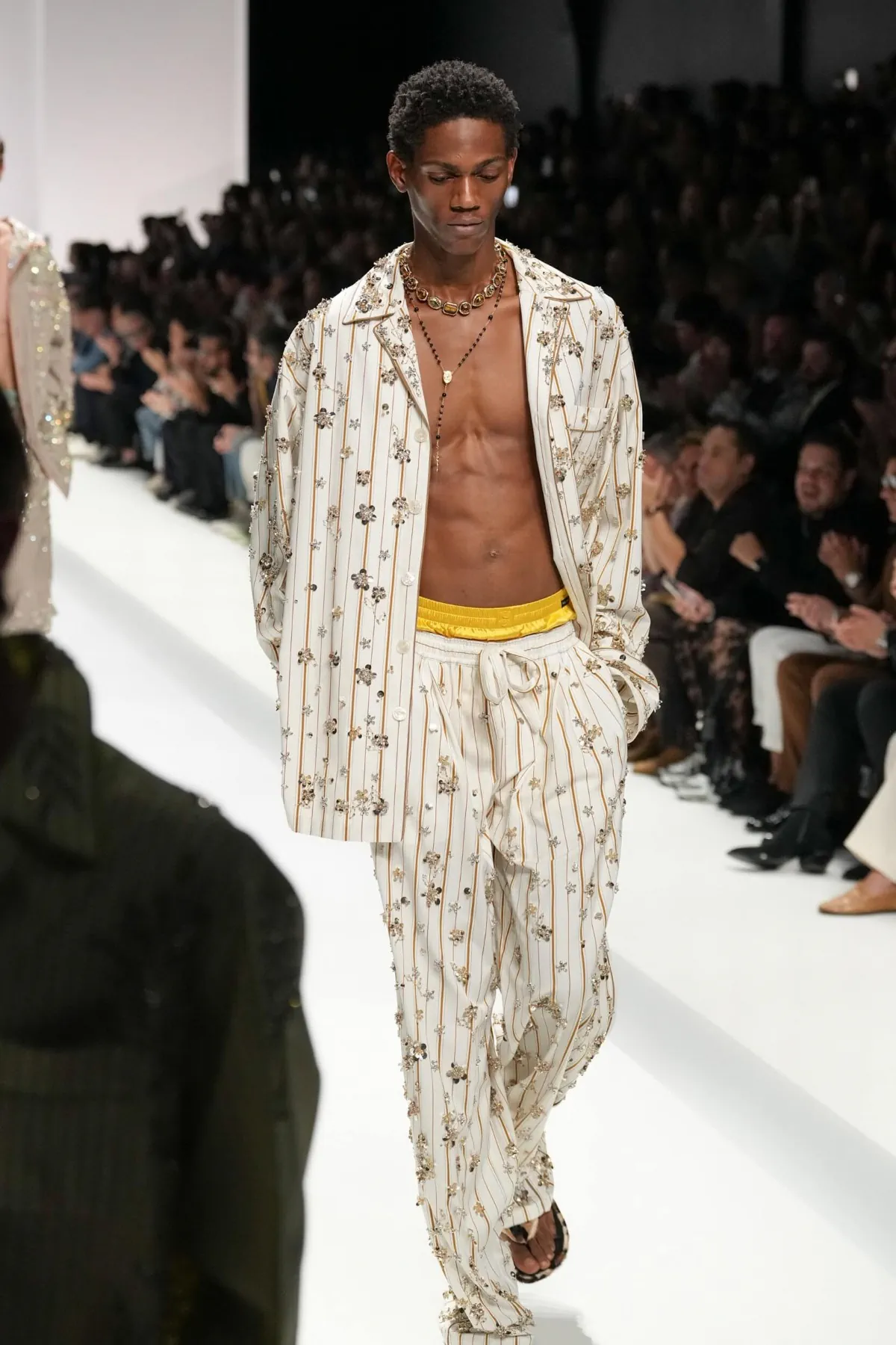 Pour le Printemps 2026, Dolce & Gabbana transforme le pyjama masculin en véritable manifeste de mode