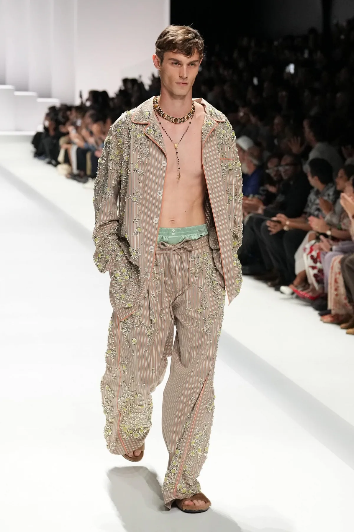 Pour le Printemps 2026, Dolce & Gabbana transforme le pyjama masculin en véritable manifeste de mode