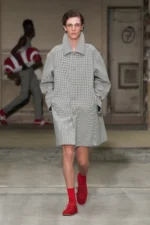 La collection printemps 2026 de Dries Van Noten marque les débuts prometteurs de Julian Klausner