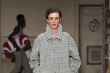 La collection printemps 2026 de Dries Van Noten marque les débuts prometteurs de Julian Klausner