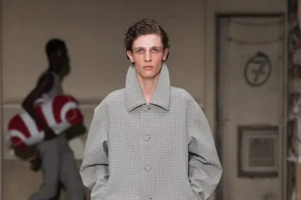 La collection printemps 2026 de Dries Van Noten marque les débuts prometteurs de Julian Klausner