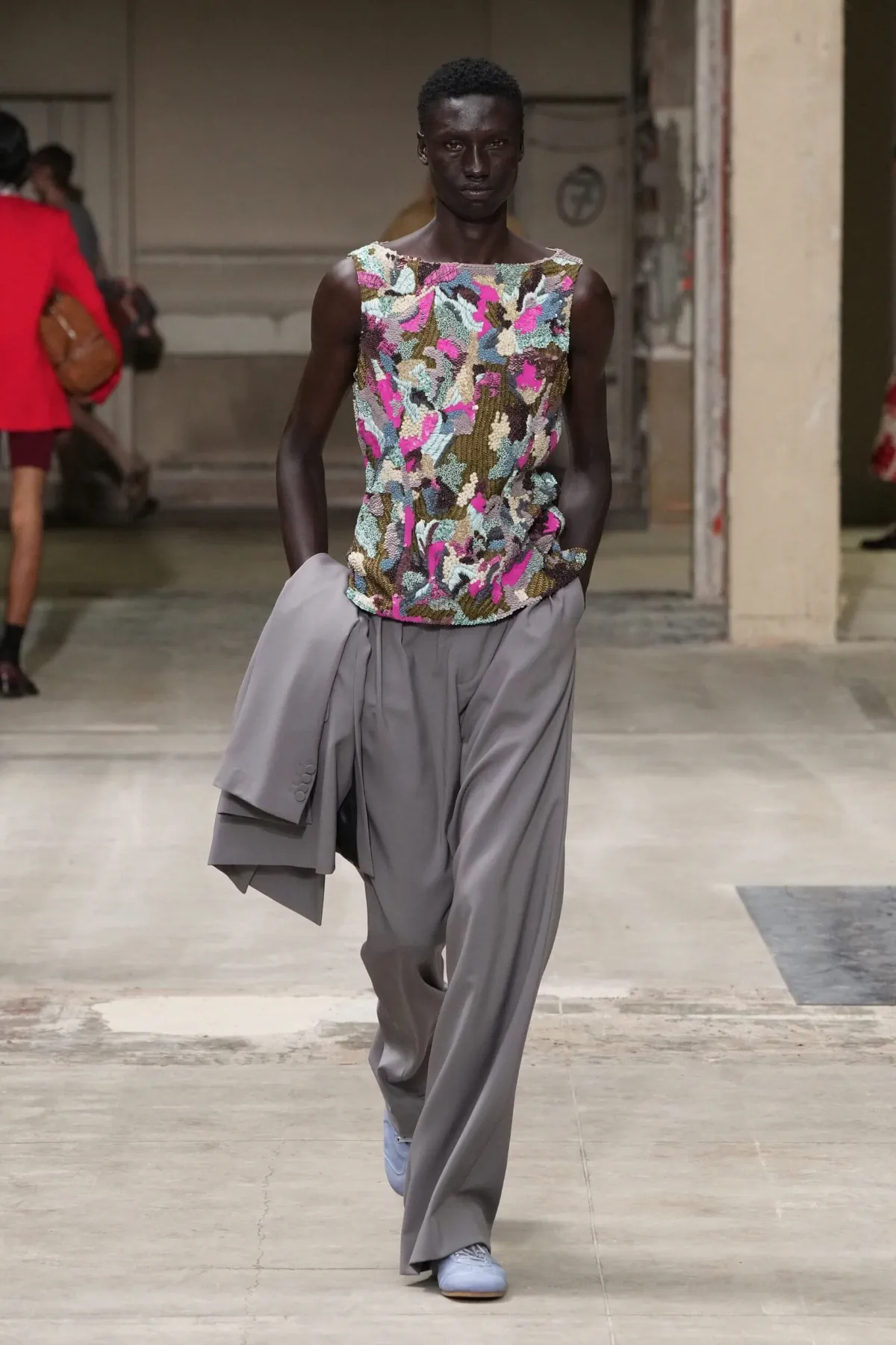 La collection printemps 2026 de Dries Van Noten marque les débuts prometteurs de Julian Klausner