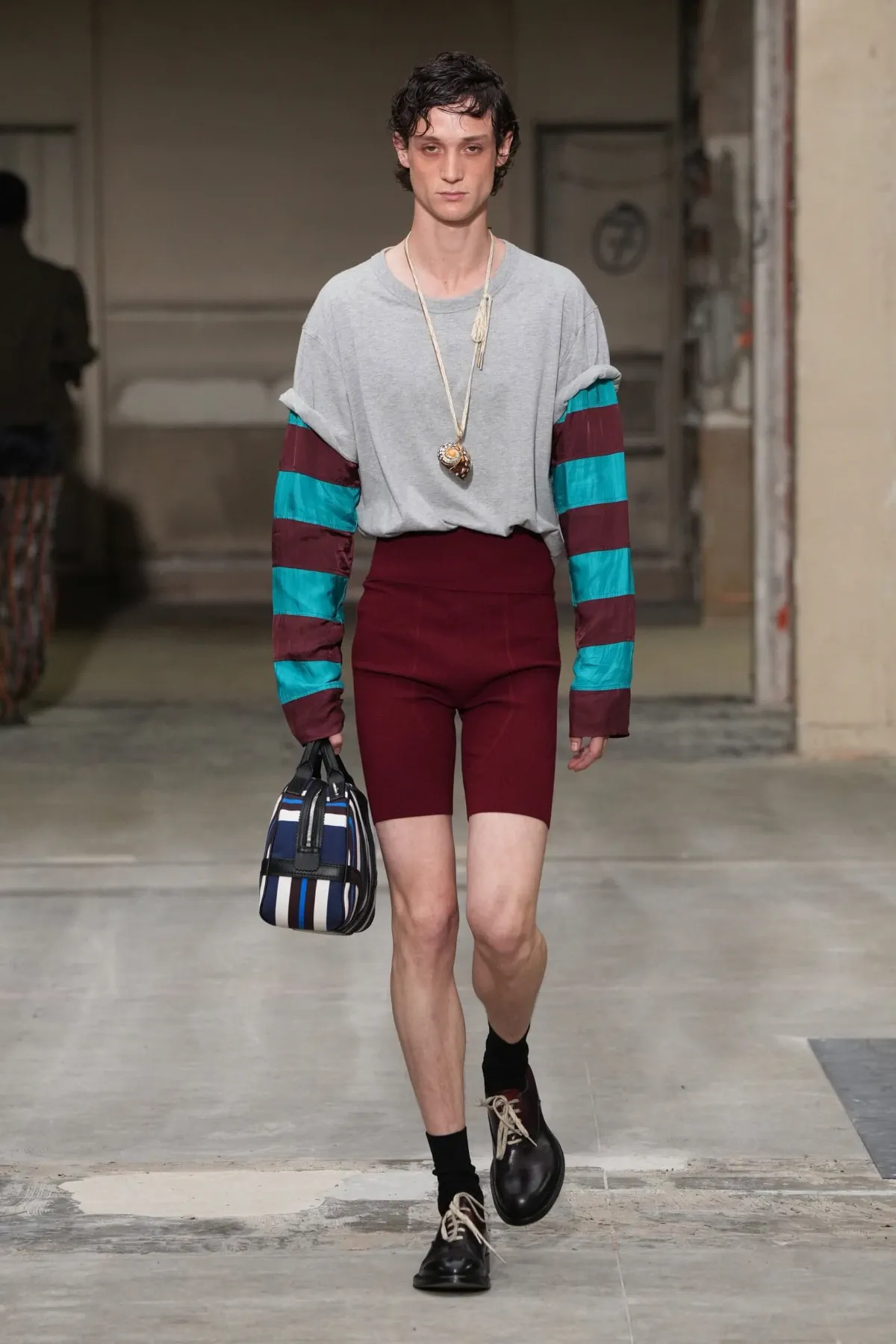 La collection printemps 2026 de Dries Van Noten marque les débuts prometteurs de Julian Klausner