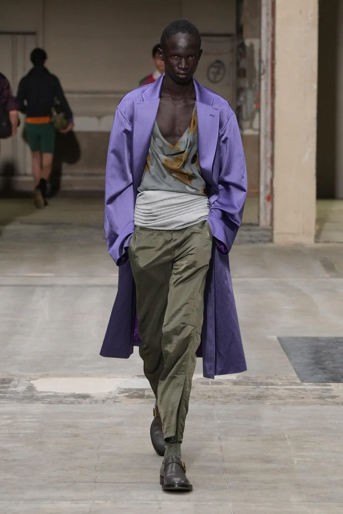 La collection printemps 2026 de Dries Van Noten marque les débuts prometteurs de Julian Klausner
