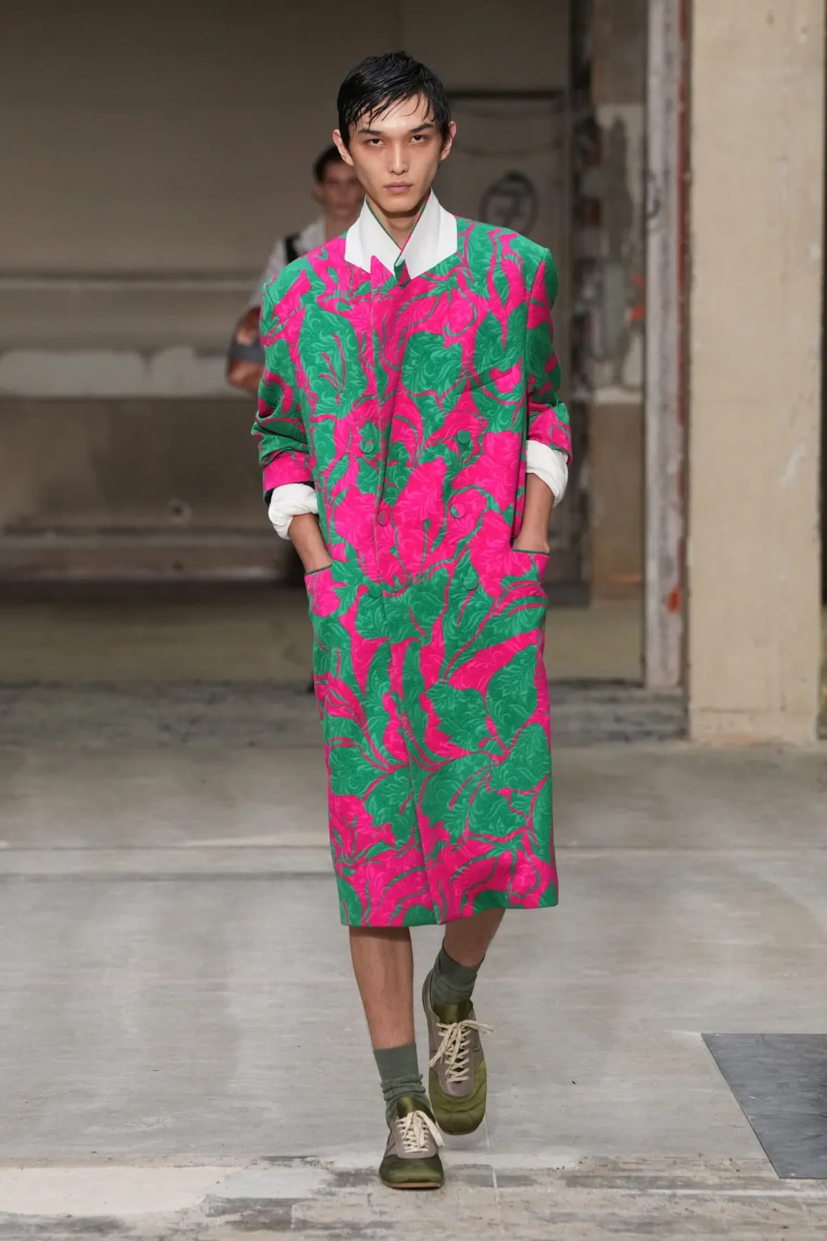 La collection printemps 2026 de Dries Van Noten marque les débuts prometteurs de Julian Klausner