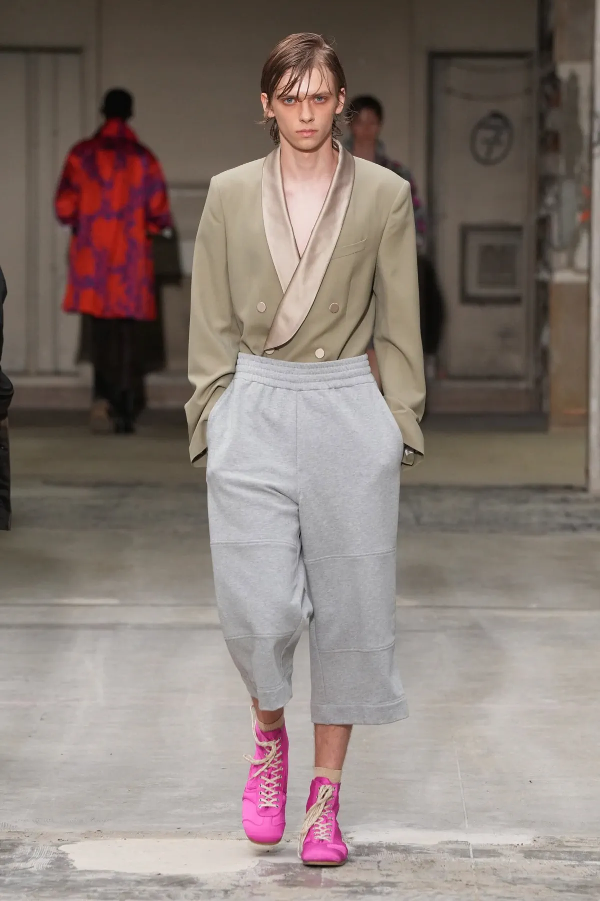 La collection printemps 2026 de Dries Van Noten marque les débuts prometteurs de Julian Klausner