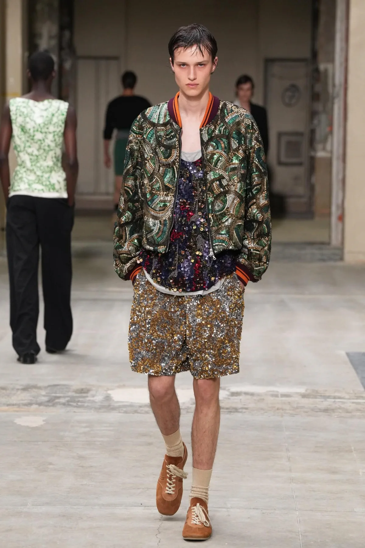 La collection printemps 2026 de Dries Van Noten marque les débuts prometteurs de Julian Klausner