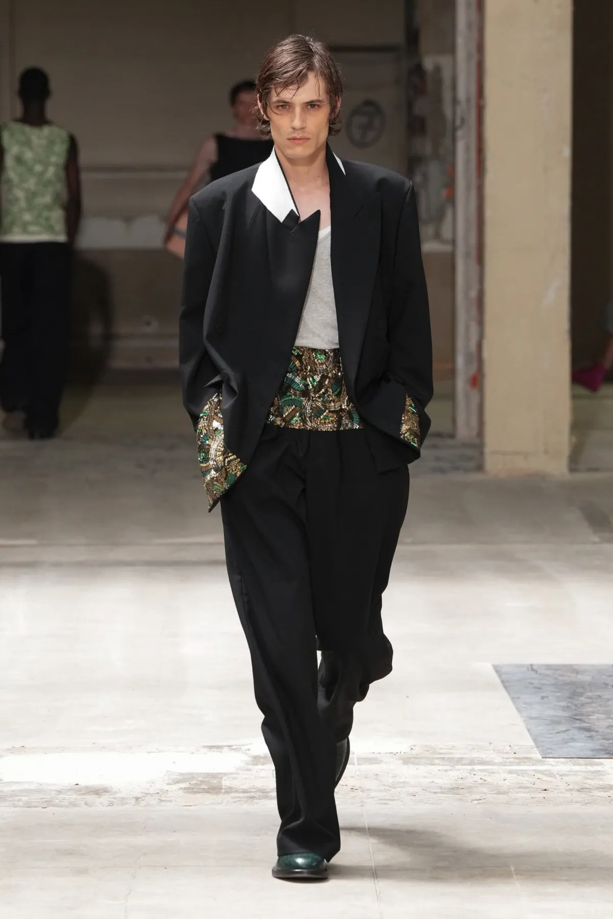 La collection printemps 2026 de Dries Van Noten marque les débuts prometteurs de Julian Klausner