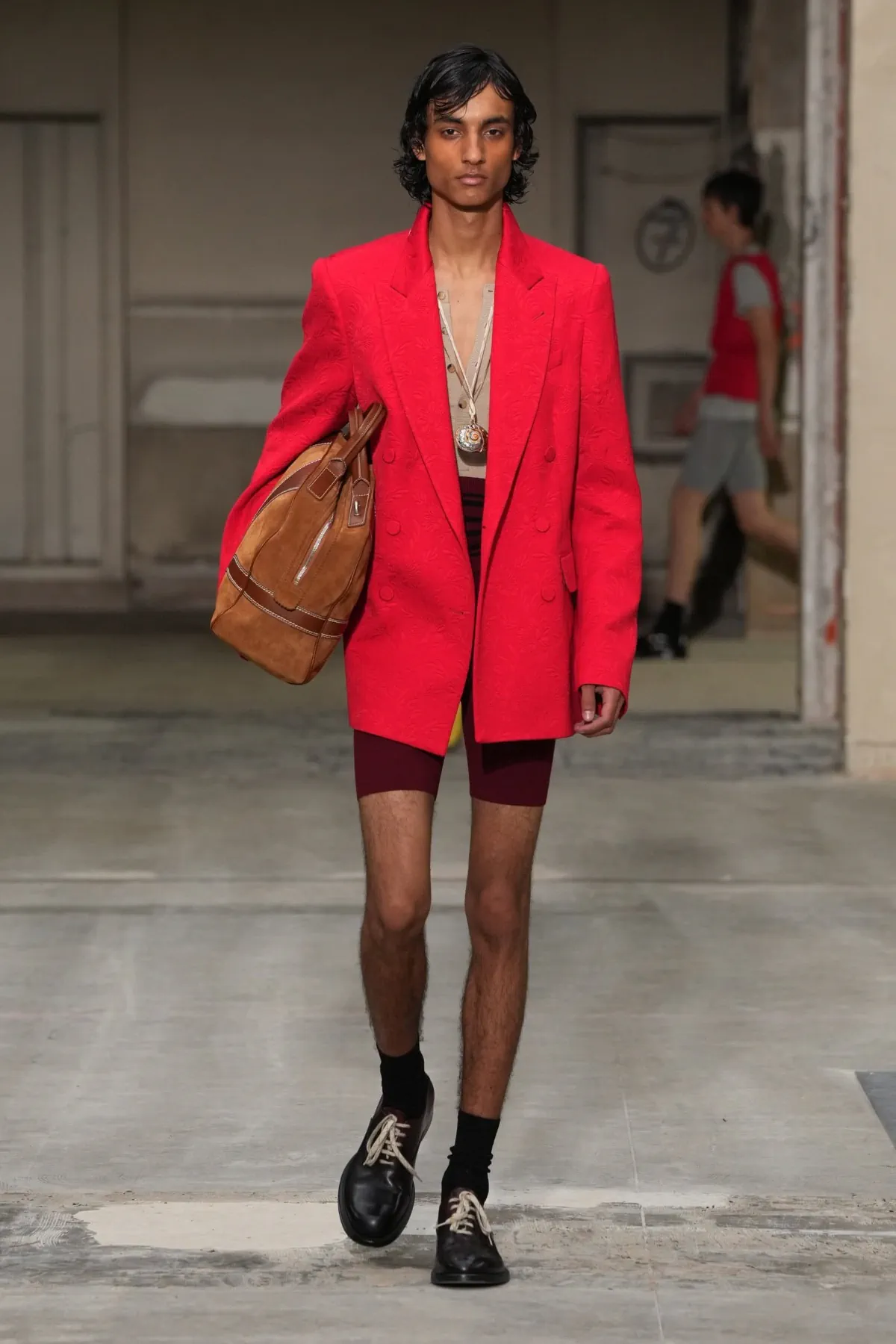 La collection printemps 2026 de Dries Van Noten marque les débuts prometteurs de Julian Klausner