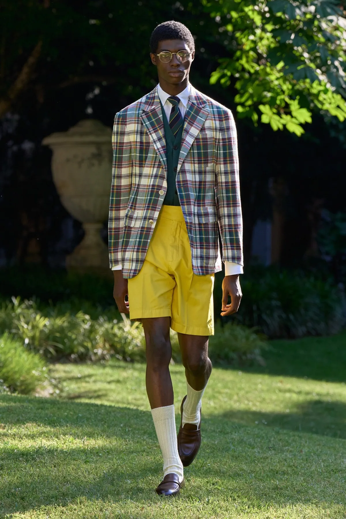 La collection Printemps 2026 de dunhill révèle une élégance aristocratique teintée de rock
