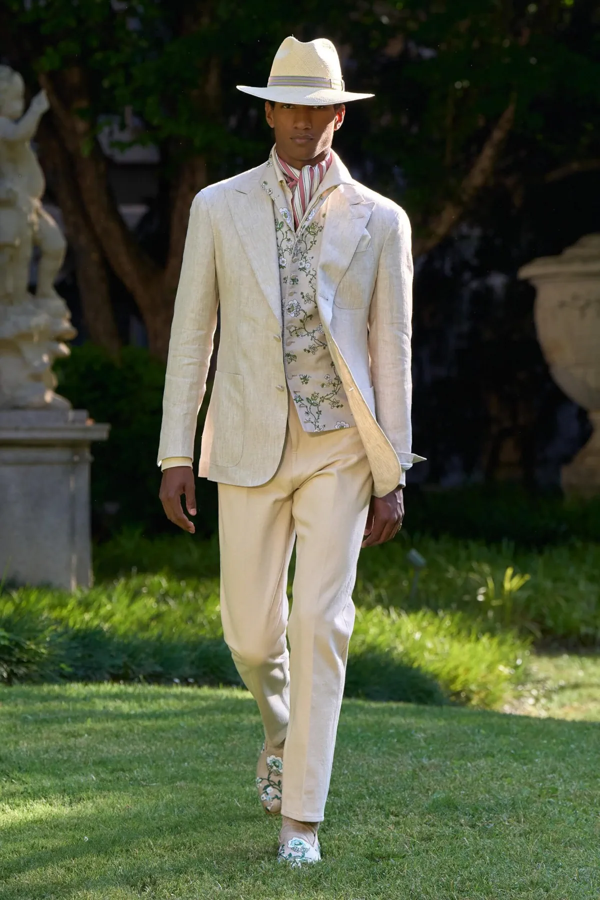 La collection Printemps 2026 de dunhill révèle une élégance aristocratique teintée de rock