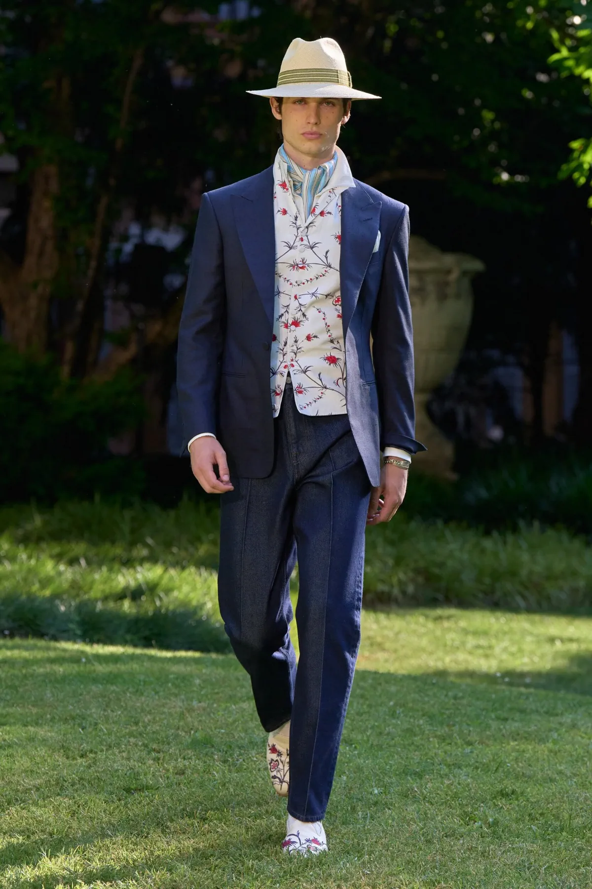La collection Printemps 2026 de dunhill révèle une élégance aristocratique teintée de rock