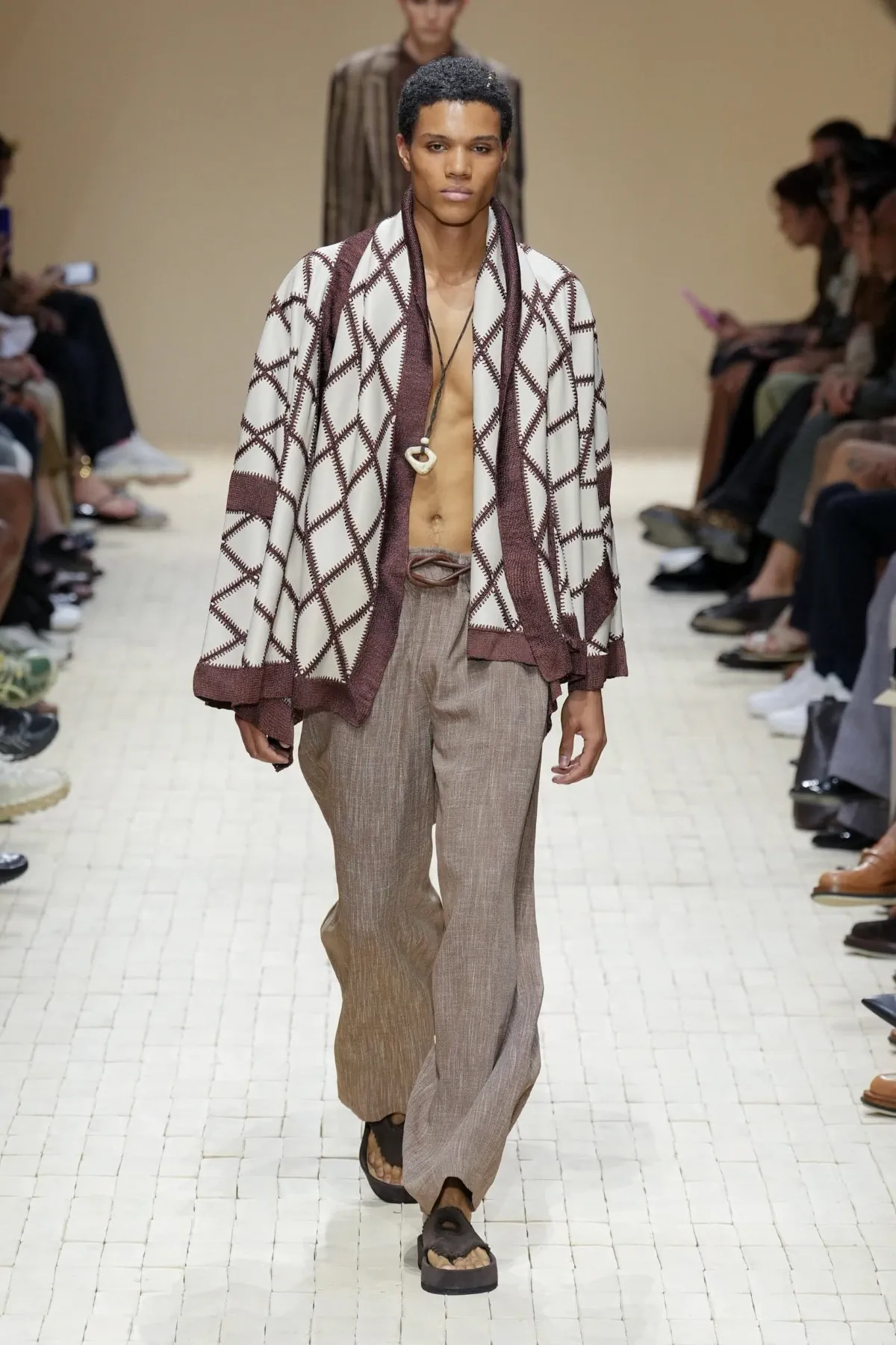 Giorgio Armani dévoile sa collection printemps 2026 d'Emporio Armani, inspirée du Maroc