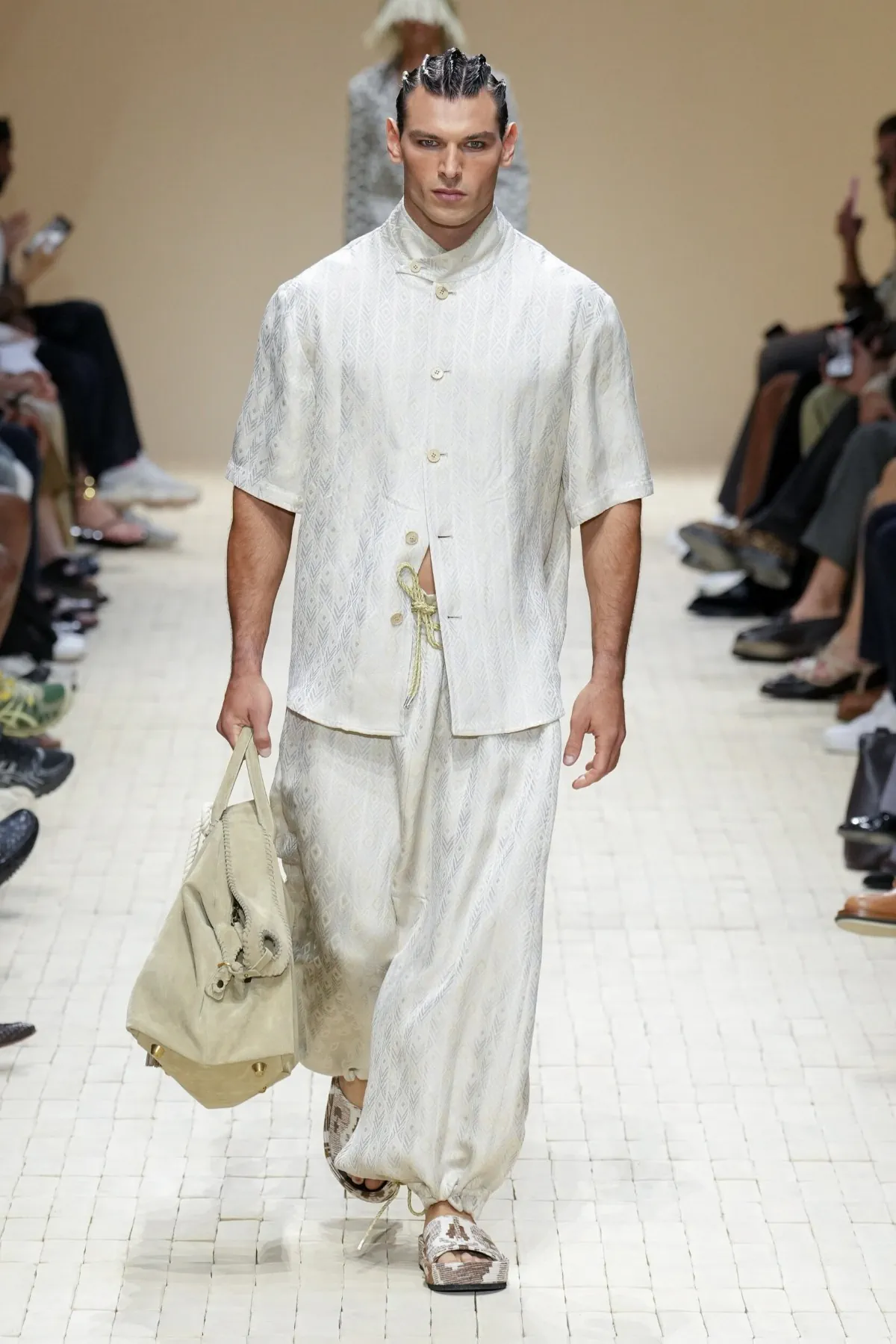 Giorgio Armani dévoile sa collection printemps 2026 d'Emporio Armani, inspirée du Maroc