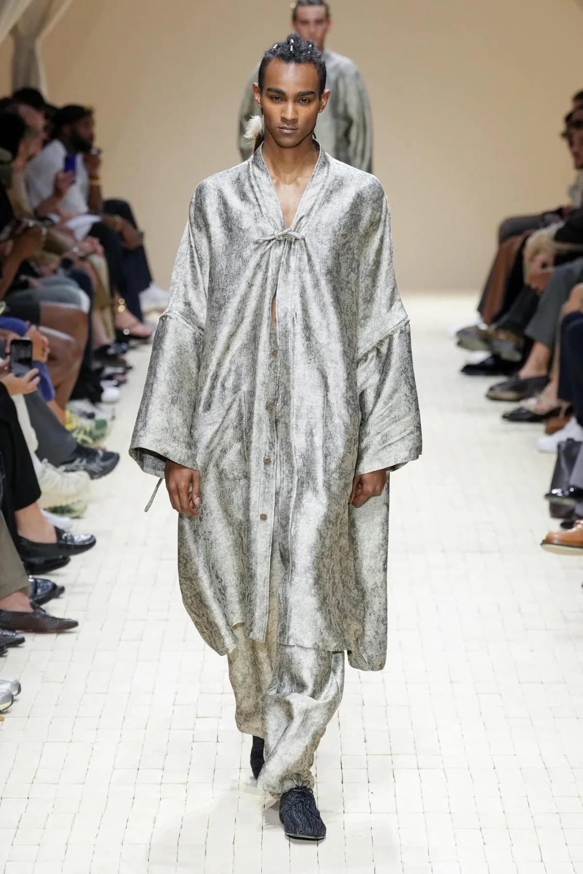 Giorgio Armani dévoile sa collection printemps 2026 d'Emporio Armani, inspirée du Maroc