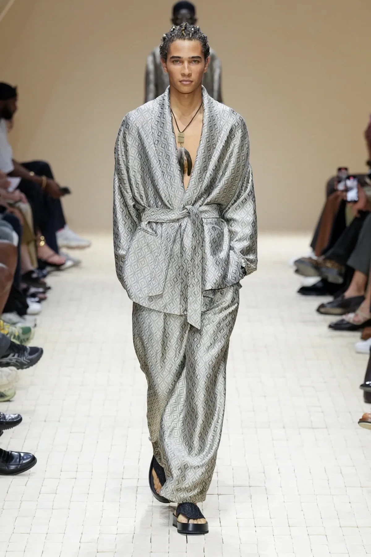 Giorgio Armani dévoile sa collection printemps 2026 d'Emporio Armani, inspirée du Maroc