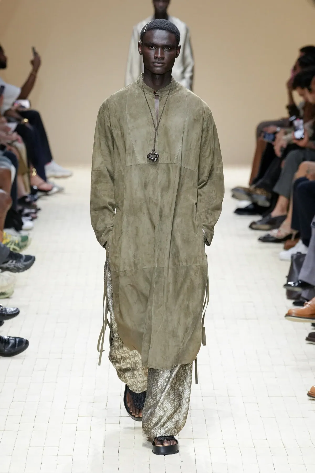 Giorgio Armani dévoile sa collection printemps 2026 d'Emporio Armani, inspirée du Maroc