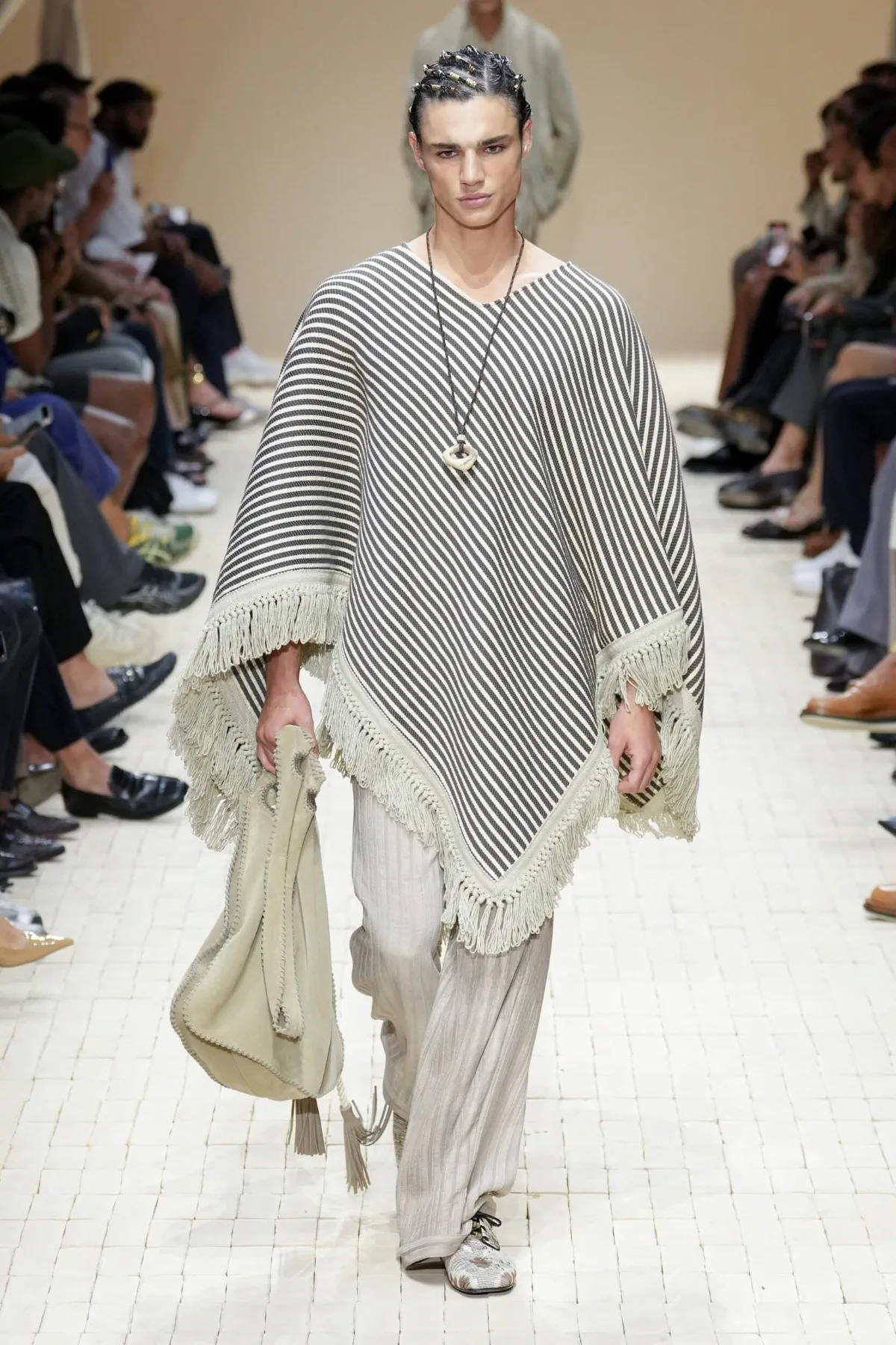 Giorgio Armani dévoile sa collection printemps 2026 d'Emporio Armani, inspirée du Maroc