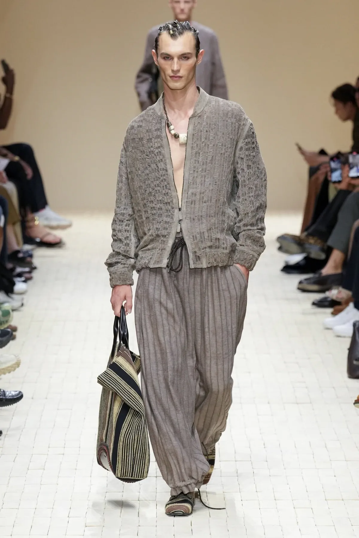 Giorgio Armani dévoile sa collection printemps 2026 d'Emporio Armani, inspirée du Maroc
