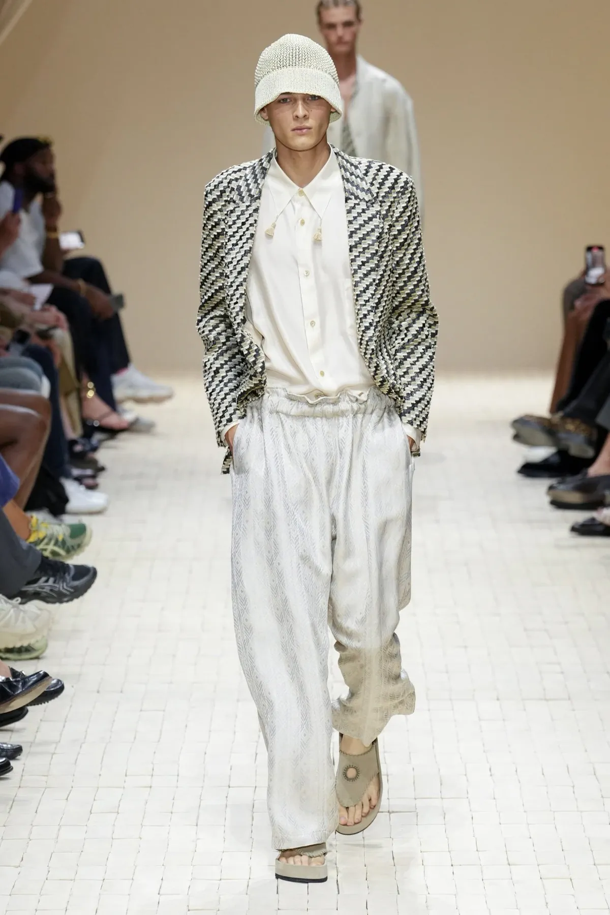 Giorgio Armani dévoile sa collection printemps 2026 d'Emporio Armani, inspirée du Maroc