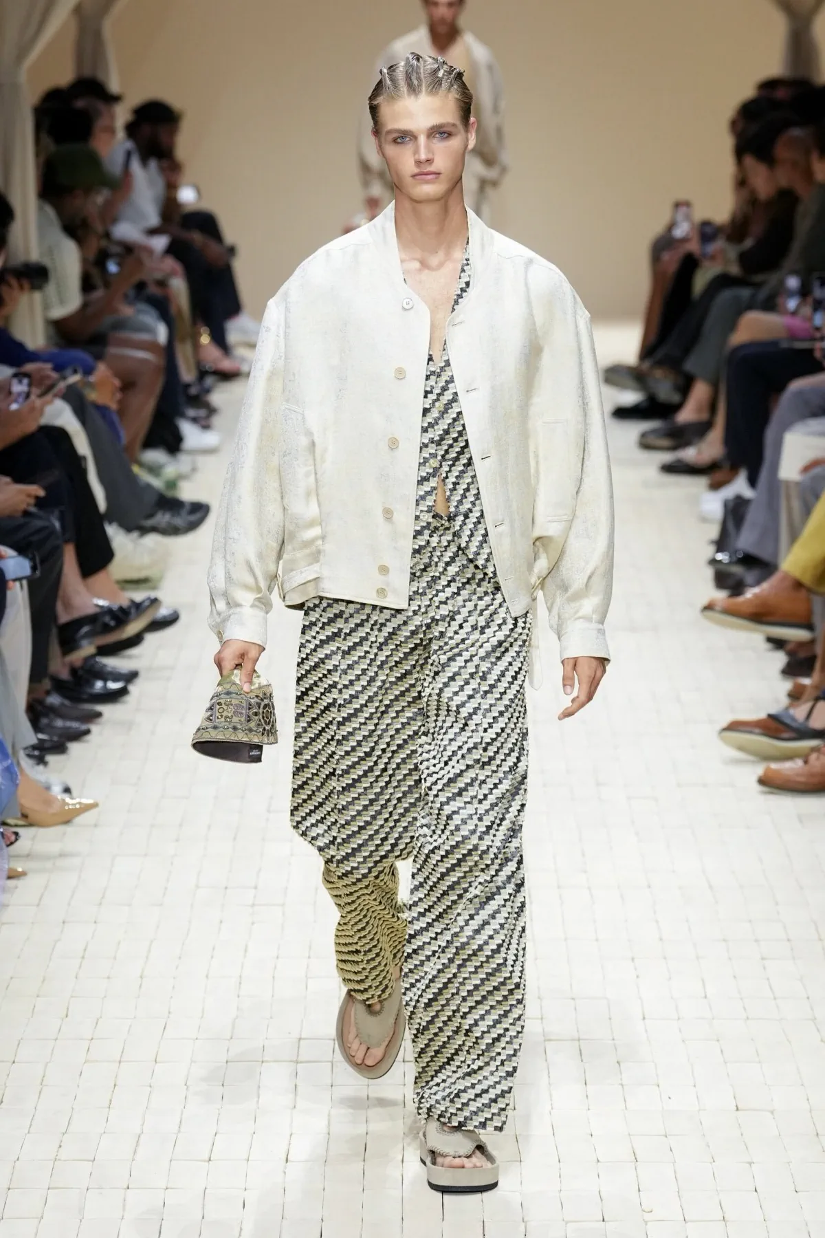 Giorgio Armani dévoile sa collection printemps 2026 d'Emporio Armani, inspirée du Maroc