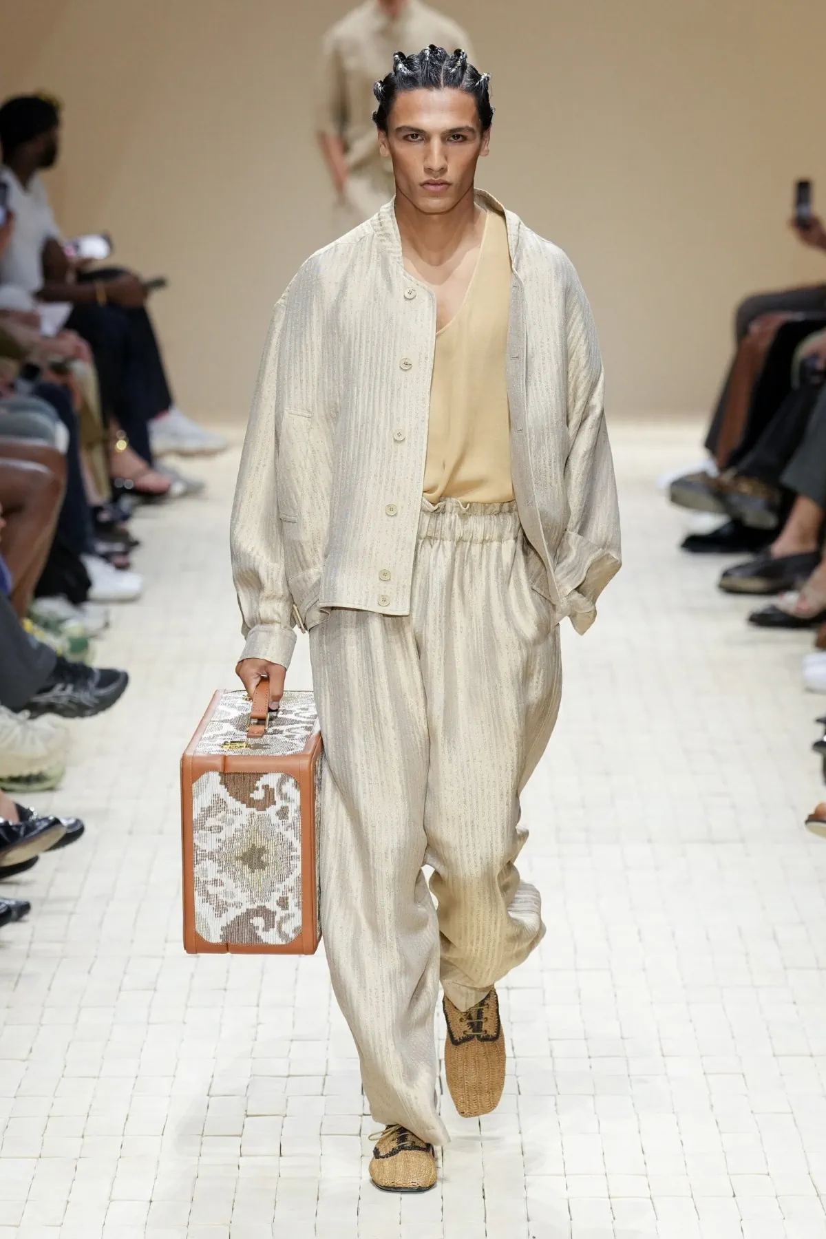 Giorgio Armani dévoile sa collection printemps 2026 d'Emporio Armani, inspirée du Maroc
