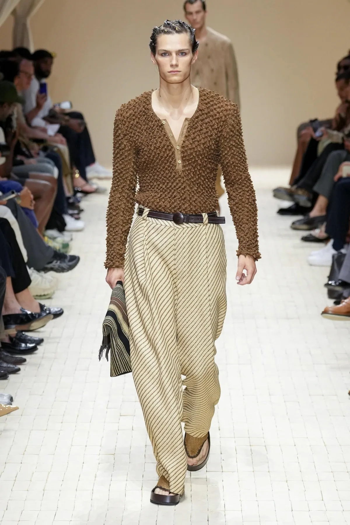 Giorgio Armani dévoile sa collection printemps 2026 d'Emporio Armani, inspirée du Maroc