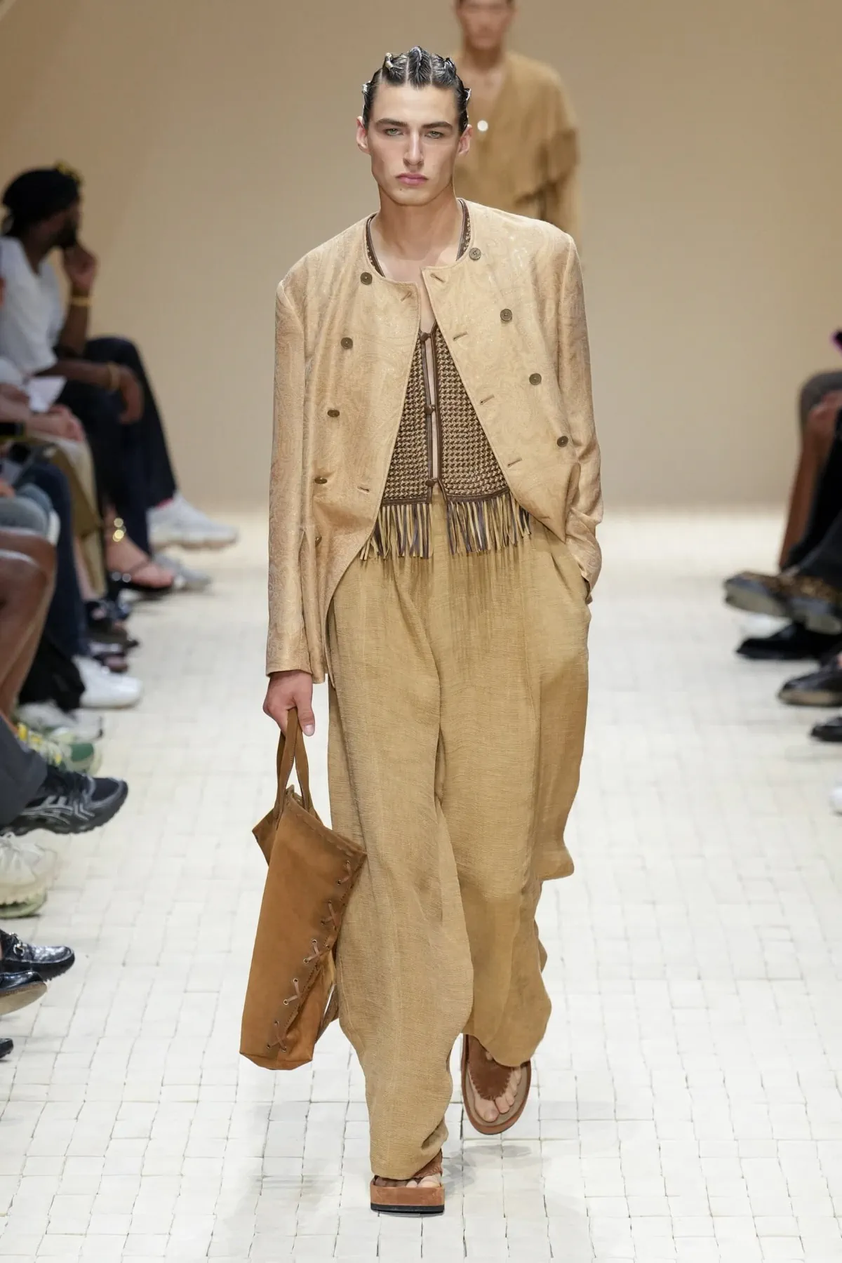 Giorgio Armani dévoile sa collection printemps 2026 d'Emporio Armani, inspirée du Maroc