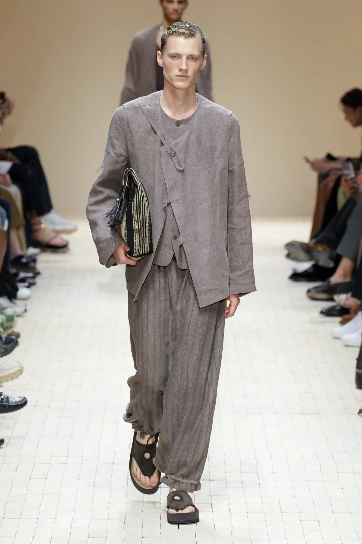 Giorgio Armani dévoile sa collection printemps 2026 d'Emporio Armani, inspirée du Maroc