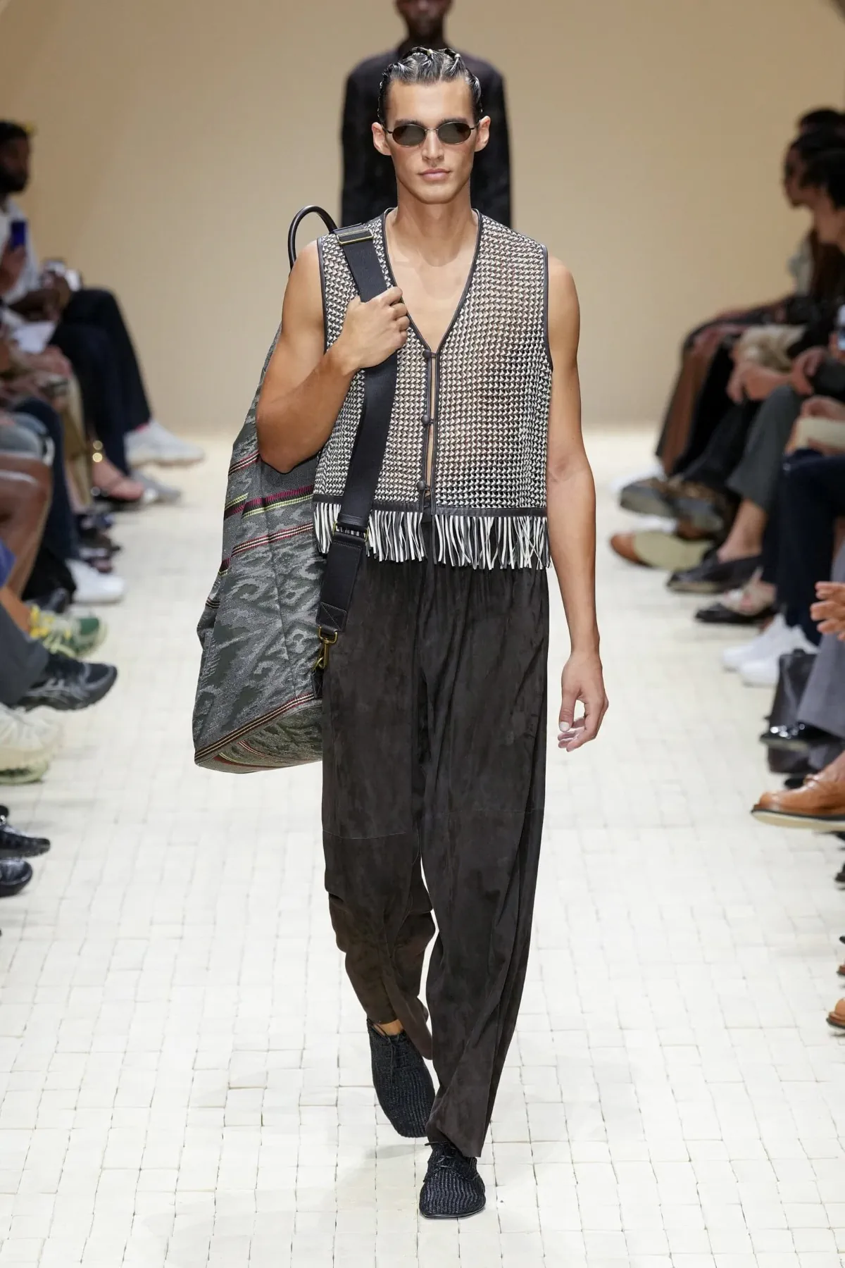 Giorgio Armani dévoile sa collection printemps 2026 d'Emporio Armani, inspirée du Maroc