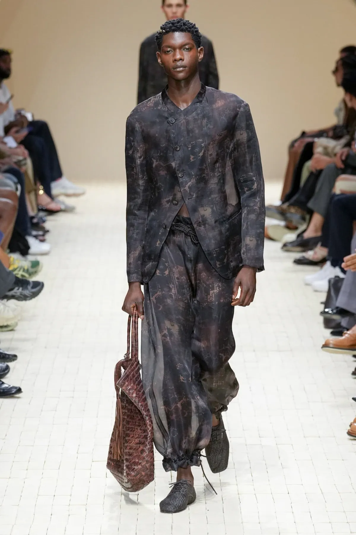 Giorgio Armani dévoile sa collection printemps 2026 d'Emporio Armani, inspirée du Maroc