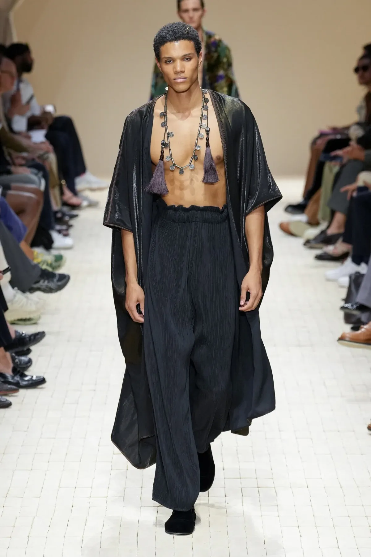 Giorgio Armani dévoile sa collection printemps 2026 d'Emporio Armani, inspirée du Maroc