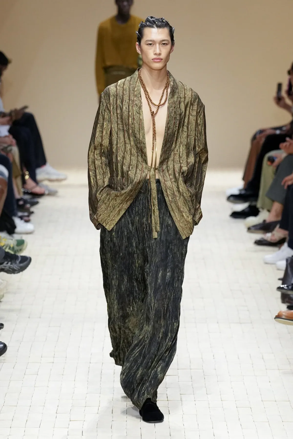 Giorgio Armani dévoile sa collection printemps 2026 d'Emporio Armani, inspirée du Maroc