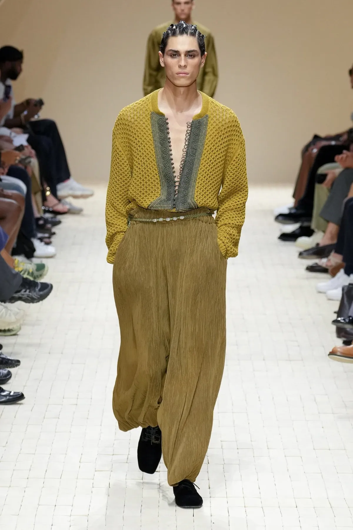 Giorgio Armani dévoile sa collection printemps 2026 d'Emporio Armani, inspirée du Maroc