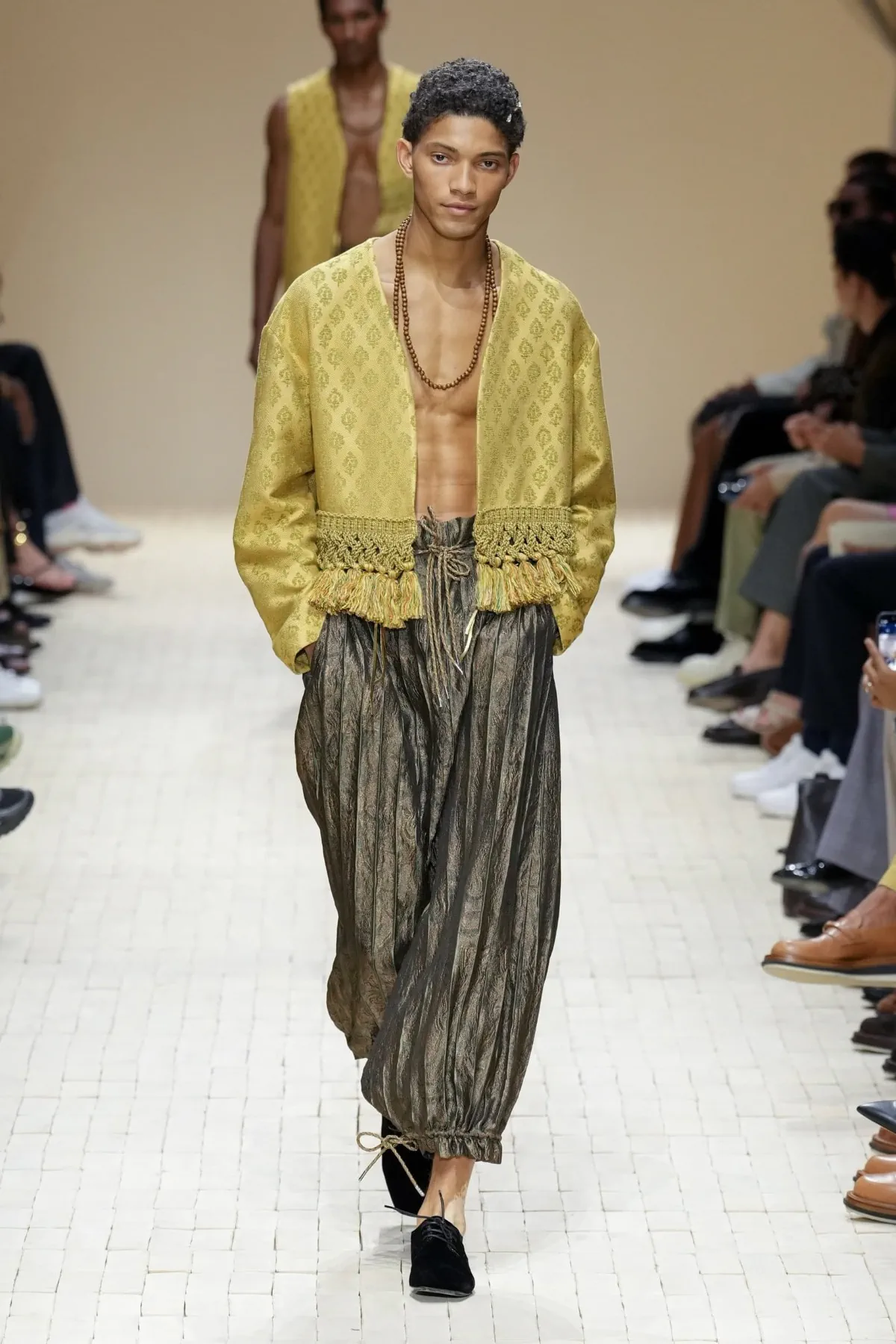 Giorgio Armani dévoile sa collection printemps 2026 d'Emporio Armani, inspirée du Maroc