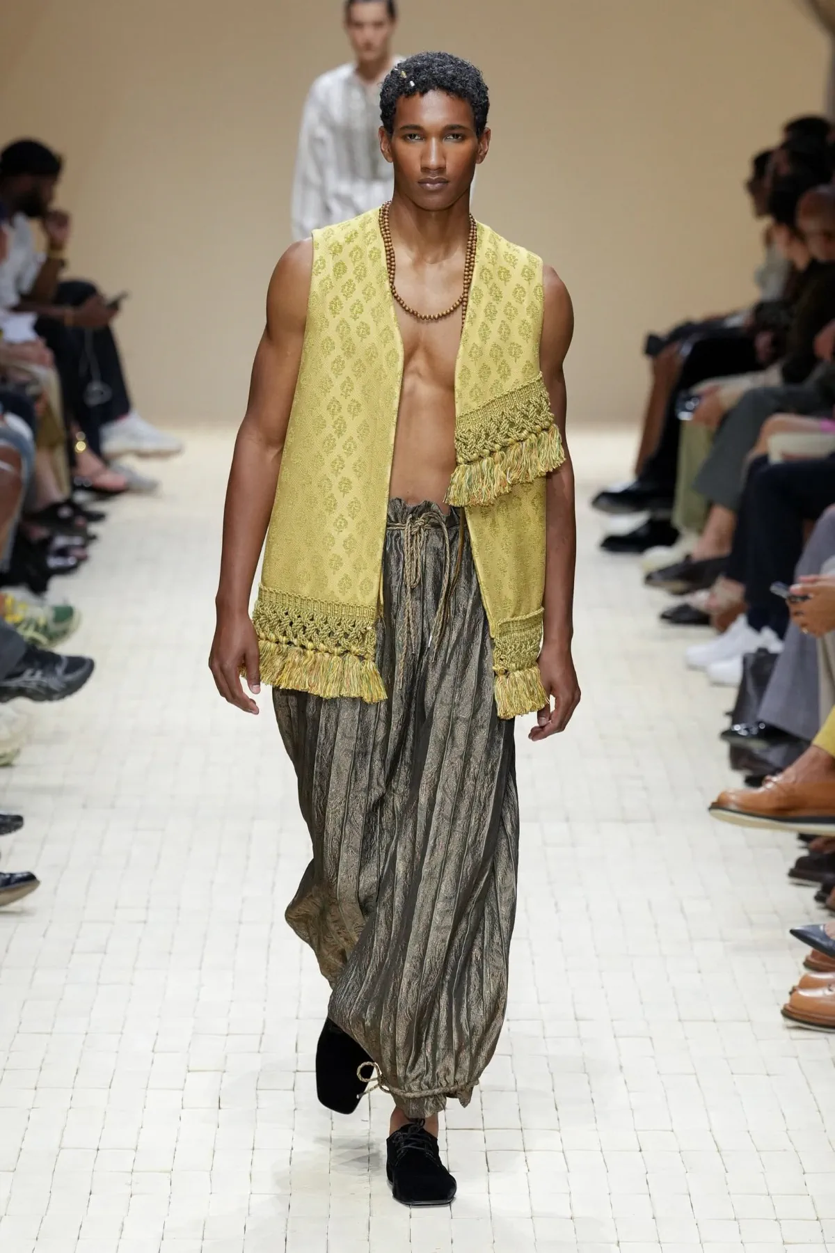 Giorgio Armani dévoile sa collection printemps 2026 d'Emporio Armani, inspirée du Maroc
