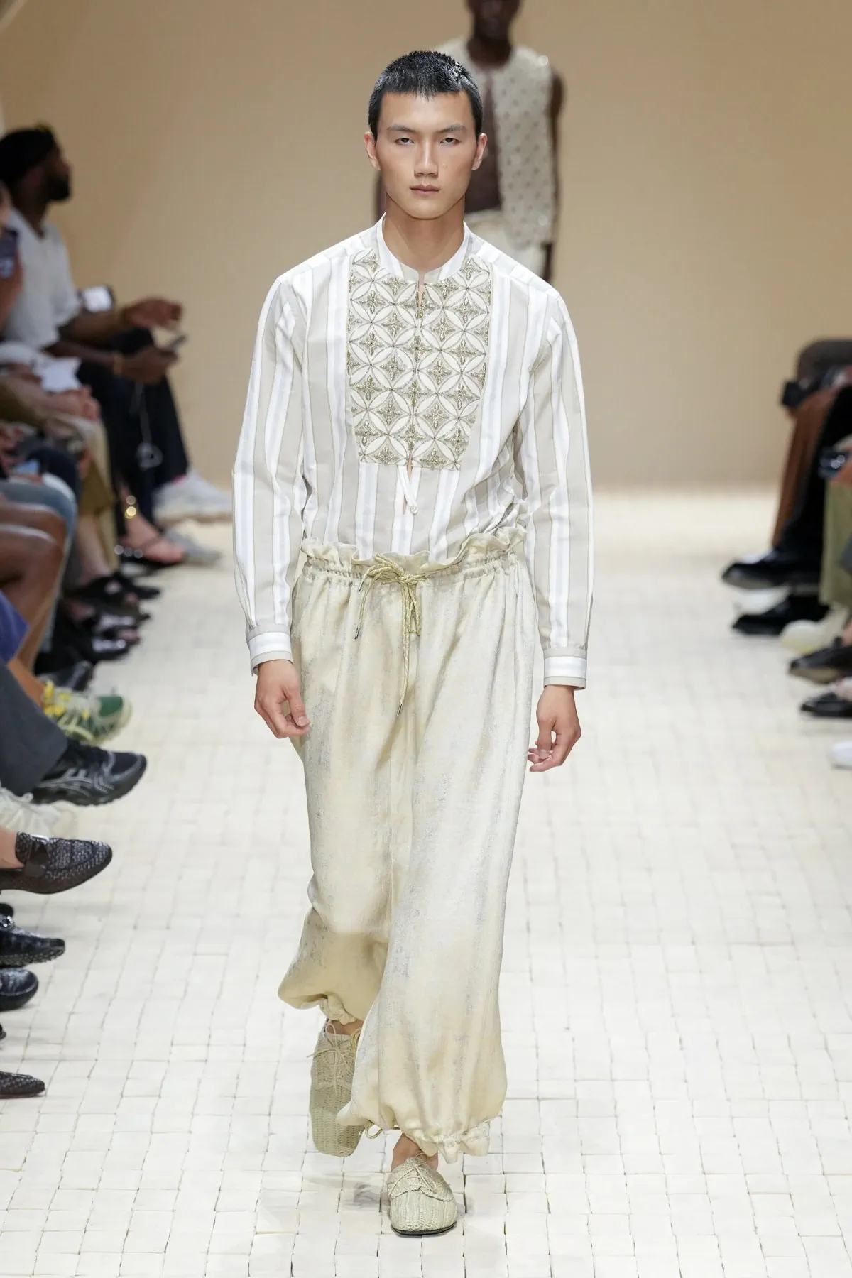 Giorgio Armani dévoile sa collection printemps 2026 d'Emporio Armani, inspirée du Maroc