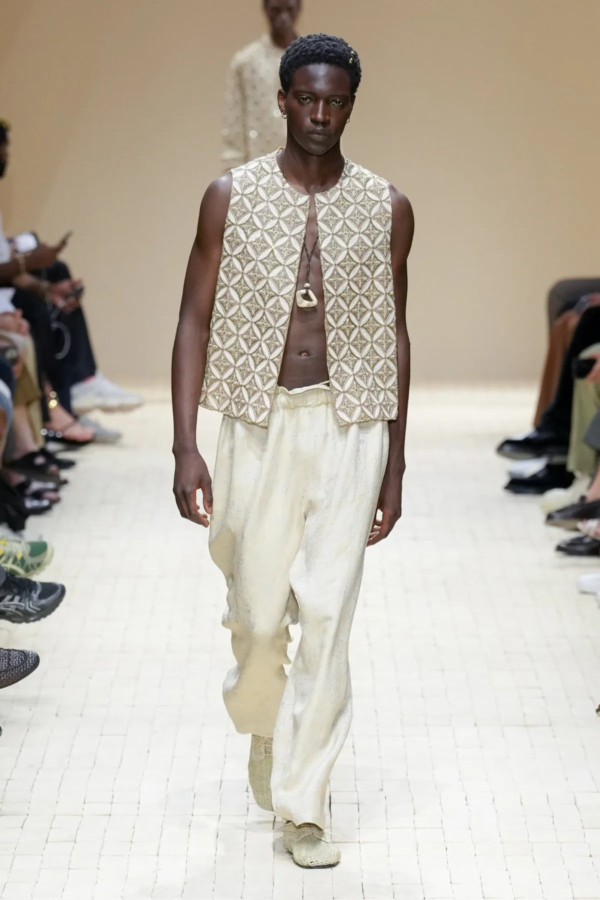 Giorgio Armani dévoile sa collection printemps 2026 d'Emporio Armani, inspirée du Maroc